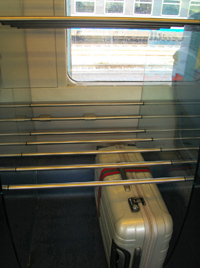 列車内　荷物置き場・下段の白いのが私のスーツケース